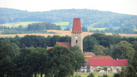 Blick auf Nieder Seifersdorf mit dem Haus in dem sich die Ferienwohnung befindet
